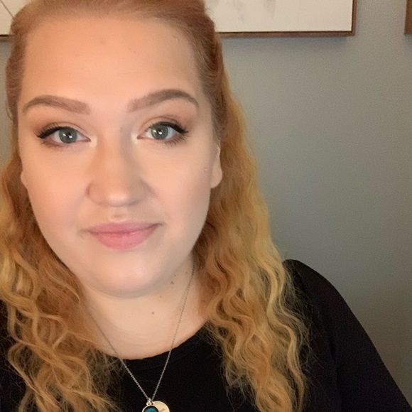 Meet your Posher, Courtney - Picture 2 of 7